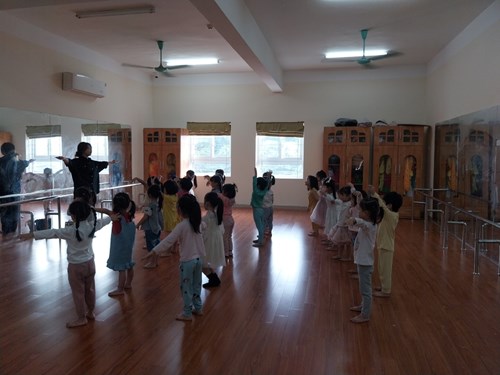 Cùng đến với giờ học múa của các bạn lớp MGN B3!
