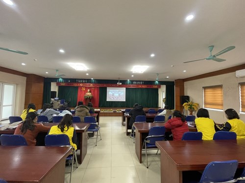 Đảng viên Chi bộ trường Mn Tràng An tham gia học tập quán triệt nghị quyết TW6 khóa XIII