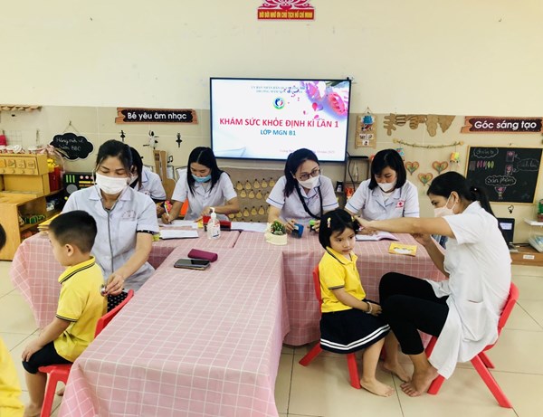 Trường MN Tràng An phối hợp với Trạm ytế phường Giang Biên khám sức khỏe lần 1 cho học sinh năm học 2023- 2024