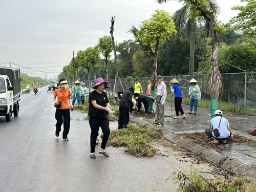 CBGVNV Tham gia lễ ra quân tổng vệ sinh môi trường hành lang chân đê Phường Giang Biên