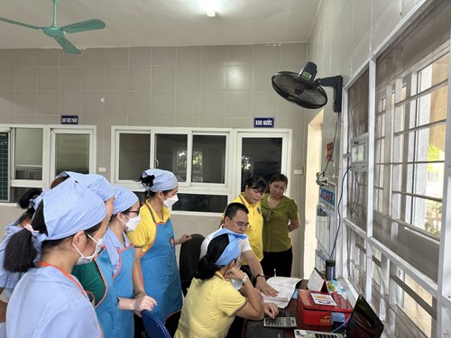Trường MN Tràng An phối hợp với phòng y tế quận Long Biên tập huấn kiến thức phòng chống dịch bệnh, phòng chống TNTT,  công tác đảm bảo ATTP  tại bếp ăn tập thể  cho CBGVNV 