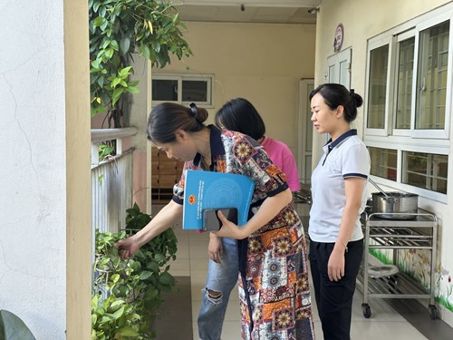 Trạm y tế phường Giang Biên kiểm tra, giám sát công tác vệ sinh phòng chống dịch bệnh và ATTP tại bếp ăn của nhà trường