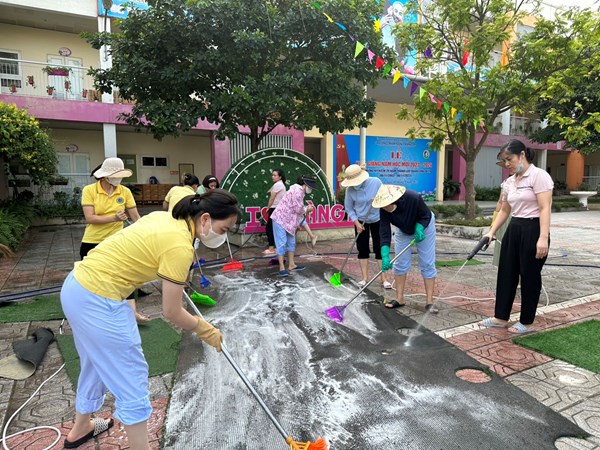 Trường MN Tràng An tổng vệ sinh chuẩn bị cho công tác chỉnh trang môi trường mới cho trẻ vui chơi 