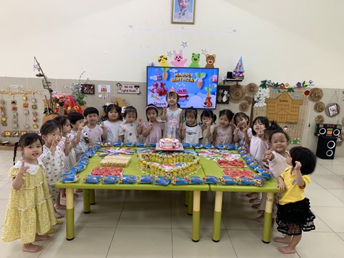 Cô và các bạn nhỏ lớp C2 rất vui khi được cùng nhau tham dự sinh nhật bạn Quỳnh Như