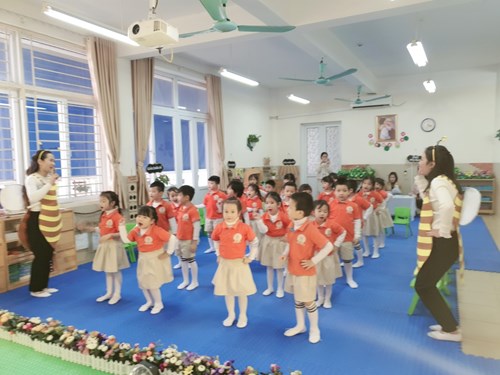 Cô giáo Vũ Thị Hương lớp MGL A3 tham gia hội thi giáo viên giỏi cấp Quận với Hoạt động âm nhạc dạy VĐMH bài “ Chị ong nâu và em bé”