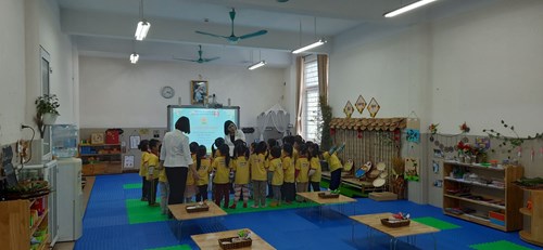 Cô giáo Nguyễn Thị Thuý Ngân lớp MGN B3 tham gia hội thi giáo viên giỏi cấp Quận với Hoạt động tạo hình “ Làm đồ chơi từ lá cây”