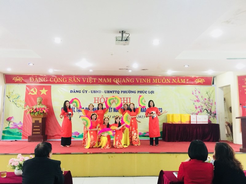 Trường MN Tuổi Hoa tham gia biểu diễn văn nghệ gặp mặt , tặng quà nhân dịp Tết Quý Mão năm 2023 tại UBND Phường Phúc Lợi