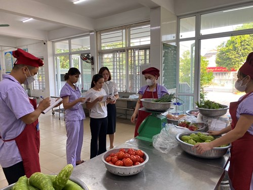 Phụ huynh học sinh đến dự giao nhận thực phẩm tại trường MN Tuổi Hoa