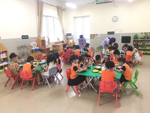 Lớp MGN B3 chấm quy chế tổ chức giờ ăn cho trẻ