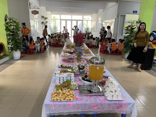 Lớp MGB C2 tham gia tiệc buffet chào mừng ngày Nhà giáo Việt Nam 20-11