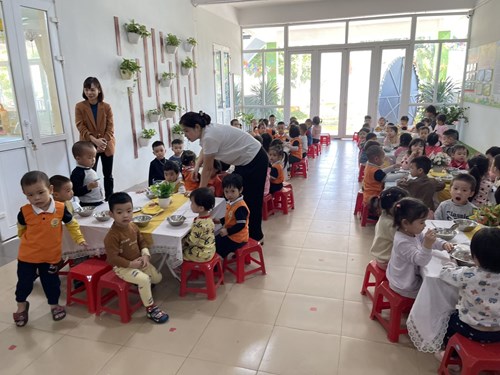 Lớp MGB C1 tham gia tiệc BUffet chào mừng ngày nhà Giáo Việt Nam 20-11