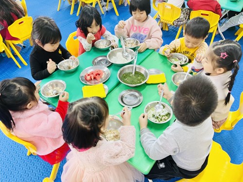 Lớp B1 tổ chức giờ ăn cho trẻ