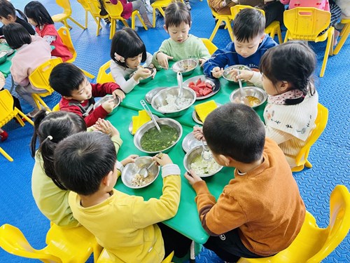 Lớp B1 tổ chức giờ ăn cho trẻ