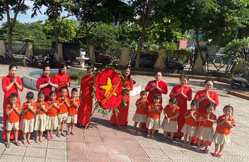 Ban giám hiệu, Ban chấp hành Công đoàn, Đoàn Thanh niên, cùng các em học sinh Trường mầm non Tuổi Hoa đã làm lễ dâng hương  tại đài tưởng niệm Phường Phúc Lợi.