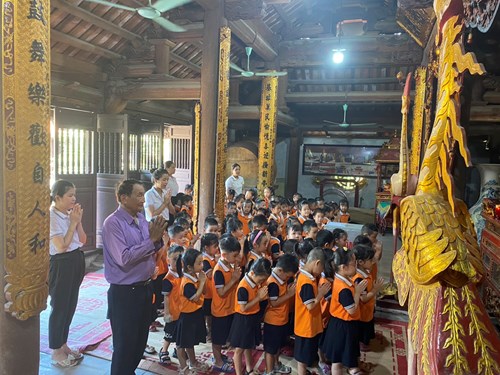 Trường mầm non tuổi hoa tổ chức cho trẻ tham quan di tích đình chùa hội xá