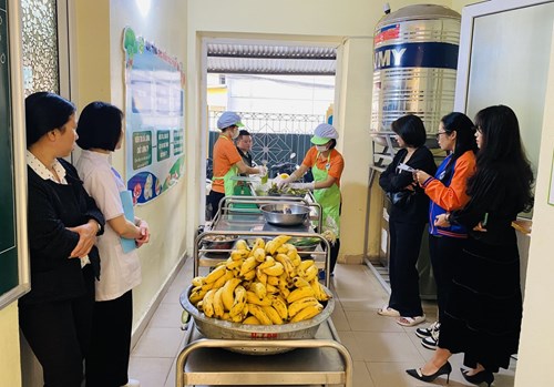 Công tác giao nhận thực phẩm tại Trường mầm non Việt Hưng.