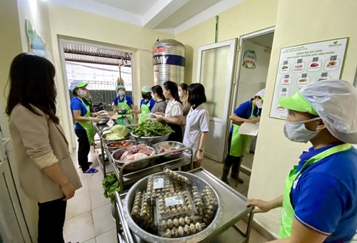 Trường mầm non Việt Hưng phối hợp với phụ huynh giám sát công tác giao nhận thực phẩm tại bếp ăn