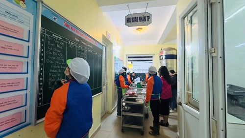 Công tác kiểm tra, giám sát việc giao nhận thực phẩm tại Trường MN Việt Hưng.