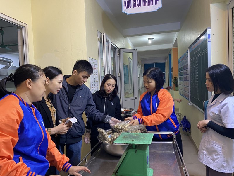 Công tác giao nhận thực phẩm tại Trường mầm non Việt Hưng 