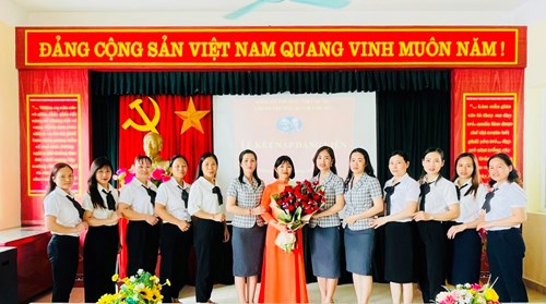 Chi bộ trường Mầm non Việt Hưng tổ chức Lễ kết nạp đảng viên mới