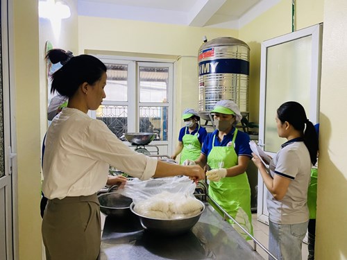 Trường Mầm non  Việt Hưng luôn chú trọng công tác nuôi dưỡng trẻ và đảm bảo bếp ăn vệ sinh an toàn thực phẩm