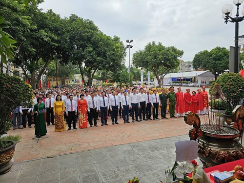 Các đồng chí lãnh đạo Quận dâng hương tưởng nhớ và tri ân Chủ tịch Hồ Chí Minh nhân 54 năm Ngày mất của Người