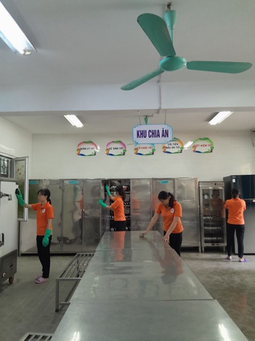 Trường Mầm non Việt Hưng duy trì công tác vệ sinh cuối tuần!