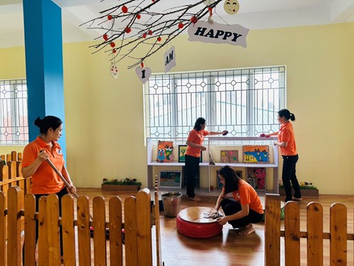 Trường MN Việt Hưng duy trì thực hiện tốt công tác tổng vệ sinh cuối tuần.