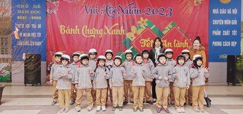 Chương trình “Trao tặng mũ bảo hiểm - Giữ trọn ước mơ” cho học sinh khối lớp 1, lớp 2 trường Tiểu học Ái Mộ A