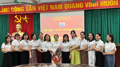 Lễ kết nạp đảng viên mới tại Chi bộ Tiểu học Ái Mộ A