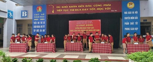 Trường Tiểu học Ái Mộ A hưởng ứng Ngày Pháp luật nước Cộng hòa xã hội chủ nghĩa Việt Nam