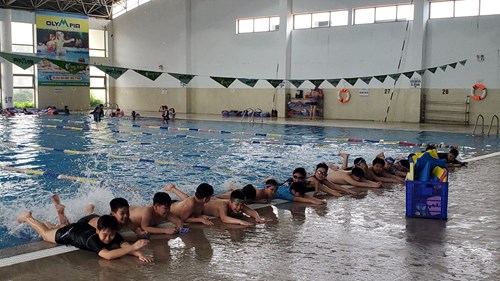 Học sinh tiểu học Ái Mộ A tham gia lớp bơi của trung tâm  Văn hóa – Thông tin và thể thao quận Long Biên