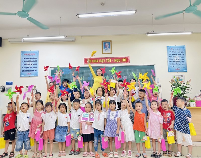 Trường Tiểu Học Ái Mộ A chào đón các con học sinh lớp 1