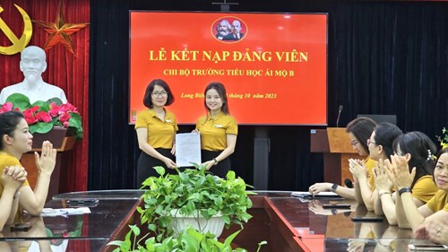 Chi bộ trường Tiểu học Ái Mộ B tổ chức Lễ kết nạp Đảng viên mới