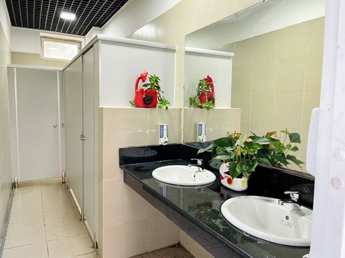 Trường TH Ái Mộ B duy trì tốt nhà vệ sinh xanh – sạch – thân thiện    