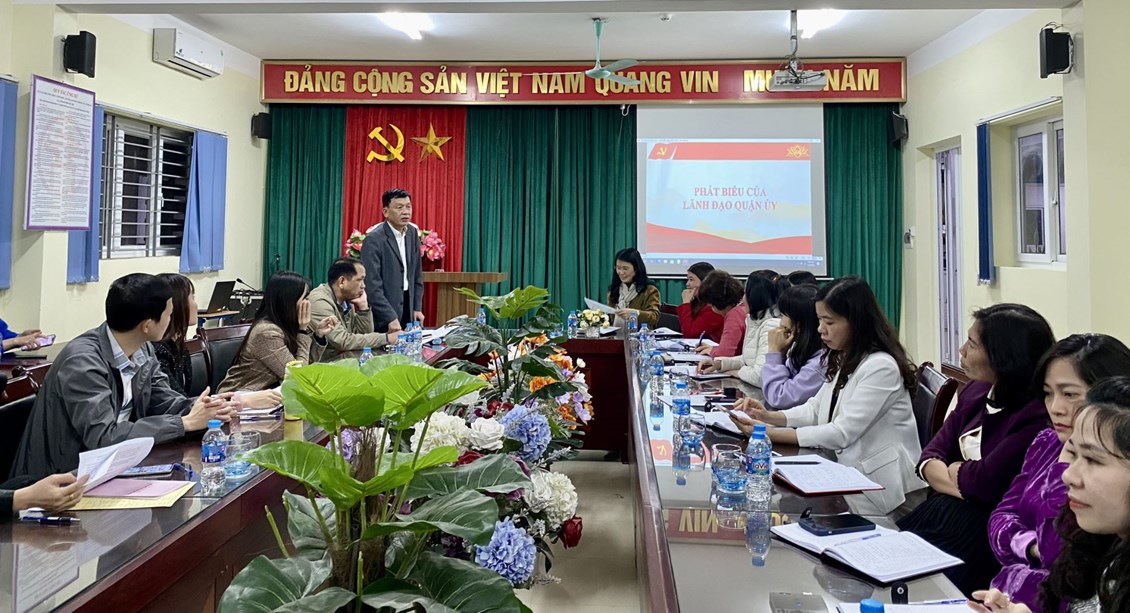 Đồng chí Nguyễn Quốc Long, UVTV, dự sinh hoạt chi bộ tháng 1 tại TH Bồ Đề