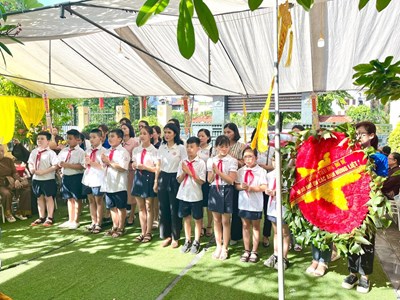 Trường Tiểu học Bồ Đề tổ chức lễ dâng hương tại đài tưởng niệm liệt sĩ