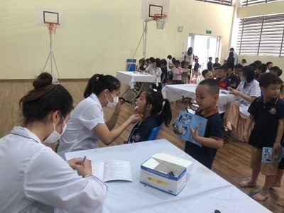 Trường Tiểu học Bồ Đề tổ chức khám sức khỏe định kỳ cho học sinh 