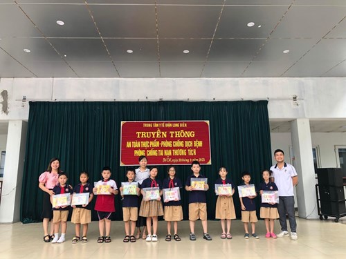 Trung tâm y tế quận Long Biên tổ chức chương trình truyền thông về vệ sinh an toàn thực phẩm, phòng chống dịch bệnh và tai nạn thương tích cho học sinh trường Tiểu học Bồ Đề