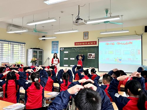 Cô giáo Hồ Thị Tuyết tham gia Hội thi Giáo viên giỏi cấp quận