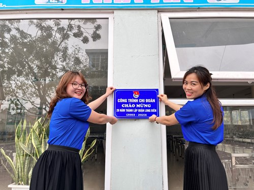 Chi đoàn Trường Tiểu học Bồ Đề trồng cây xanh chào mừng 92 năm ngày thành lập Đoàn TNCS Hồ Chí Minh và 20 năm thành lập quận Long Biên