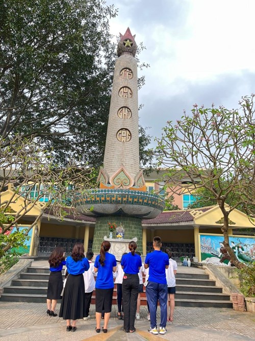 Thầy trò trường Tiểu học Bồ Đề dâng hương tại Đài tưởng niệm liệt sỹ