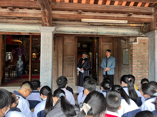 Trường THCS Ái Mộ tổ chức cho học sinh khối 6 tham quan di tích lịch sử địa phương 