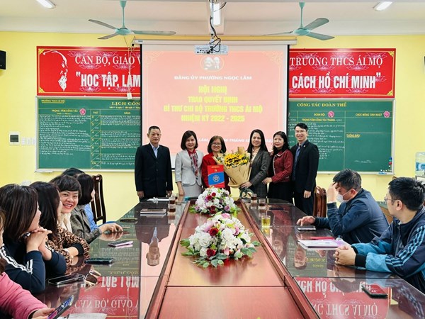 Đảng ủy phường Ngọc Lâm đã trao Quyết định bổ nhiệm Bí thư Chi bộ trường THCS Ái Mộ nhiệm kì 2022 - 2025