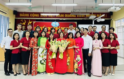 Chi bộ Trường THCS Ái Mộ long trọng tổ chức Lễ kết nạp Đảng viên cho quần chúng ưu tú