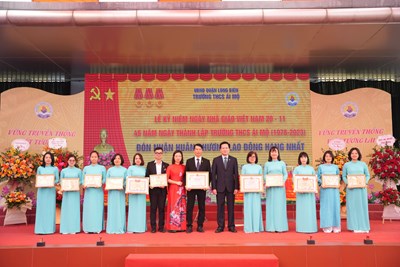 Trường THCS Ái Mộ long trọng tổ chức Lễ kỷ niệm 41 năm ngày Nhà giáo Việt Nam (20/11/1982- 20/11/2023), 45 năm thành lập trường (1978- 2023) vàđón nhận Huân chương Lao động Hạng Nhất.
