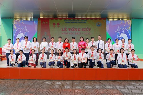 Trường THCS Ái Mộ long trọng tổ chức Lễ Tổng kết năm học 2022 – 2023 trong không khí vui tươi, xúc động
