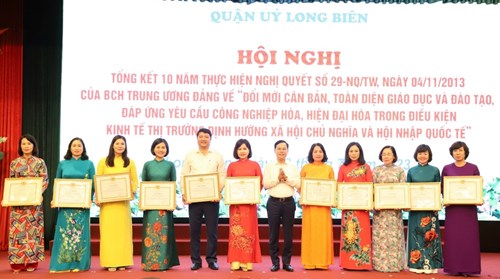 Trường THCS Ái Mộ vinh dự được tham dự lễ Tổng kết 10 năm thực hiện Nghị quyết số 29-NQ/TW của BCH Trung ương Đảng khóa XI 