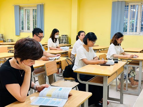 Trường THCS Ái Mộ tham gia tập huấn sách giáo khoa lớp 8 năm học 2023-2024