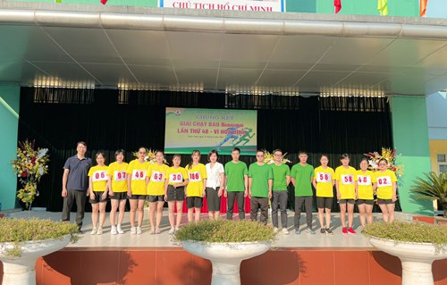 Thầy trò trường THCS Ái Mộ tham gia Chung kết giải chạy báo Hà Nội mới lần thứ 48 vì hòa bình năm 2023